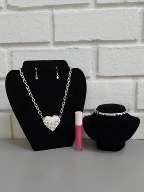 BUYERS GIVAWAY! 🎁 Heart  Pendant Necklace/Earring Set, Bracelet & Lip Gloss
